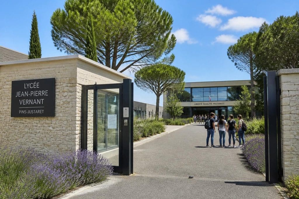 accédez facilement à l'entrée jpv du lycée jean pierre vernant à pins justaret grâce à notre guide d'orientation détaillé.